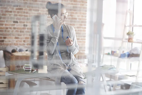 Donna d'affari che parla al telefono — Foto Stock