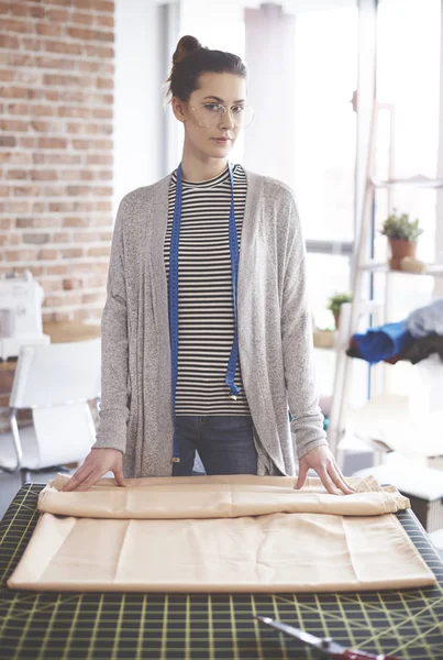 Vrouwelijke naaister meten van textielstoffen — Stockfoto