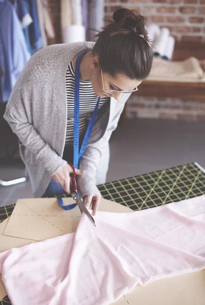 Vrouwelijke ontwerp professionele snijden stof — Stockfoto