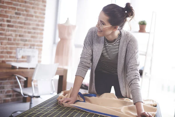 Joyeux tailleur appréciant le temps au travail — Photo