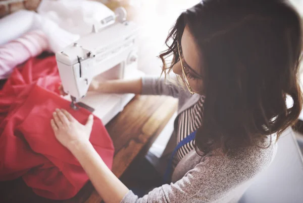 Joven artesana usando máquina de coser — Foto de Stock