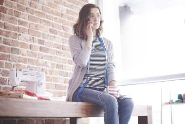 Moda Tasarımcısı cep telefonuyla iletişim