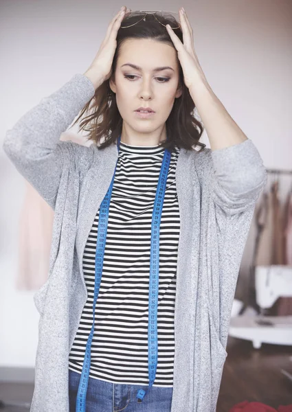 Selbstbewusste Modedesignerin in ihrem Showroom — Stockfoto