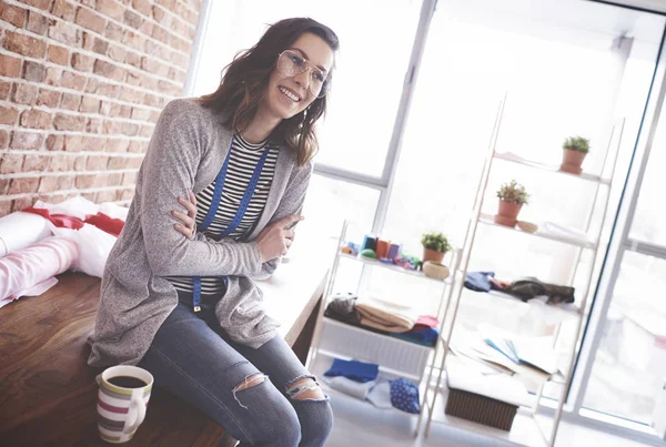 Junge erwachsene Näherin in der Kaffeepause — Stockfoto