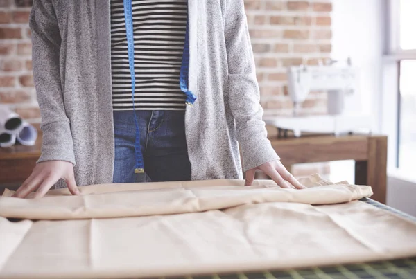 Sastre femenino preparando herramientas de trabajo — Foto de Stock