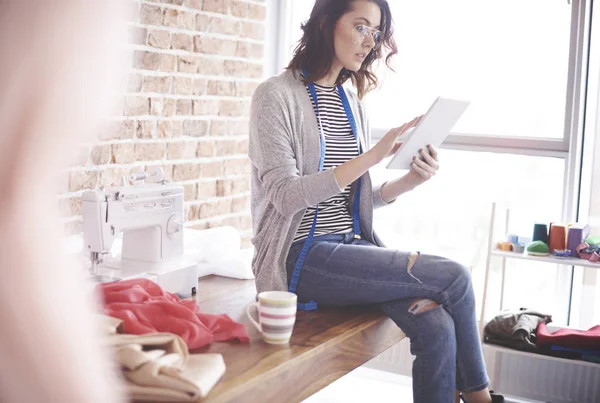 Diseñadora de moda con tablet digital en su estudio —  Fotos de Stock