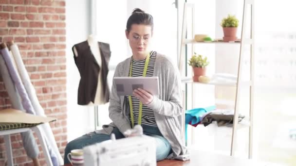 Dressmaker procurando novas tendências em sites de moda — Vídeo de Stock