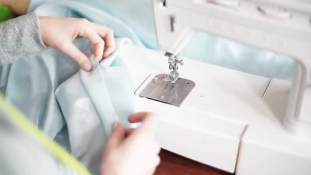 Craftswoman varrógép új ruhák — Stock videók
