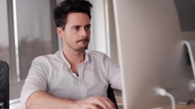 İki genç insan wokring modern ofis 