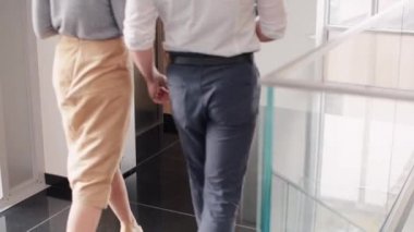 İş çift Asansör diğerine tartışıyor 