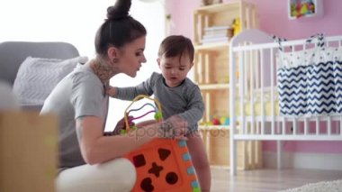 Anne ve oğlu oynamak 