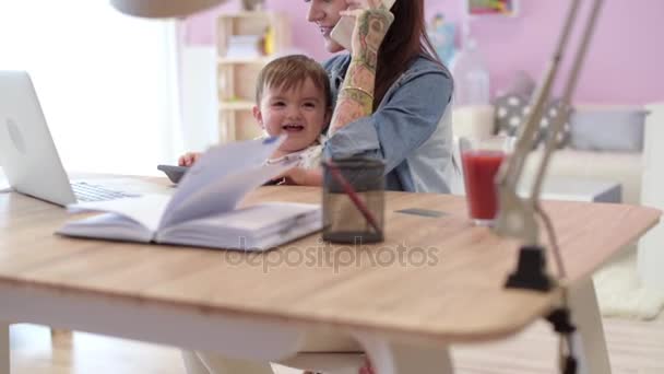 Mère avec son fils travaillant à la maison — Video