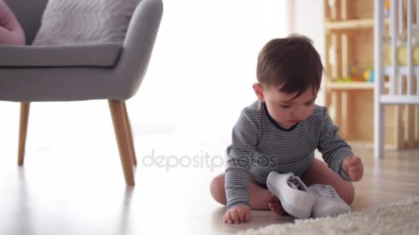 Babyjongen kruipen — Stockvideo