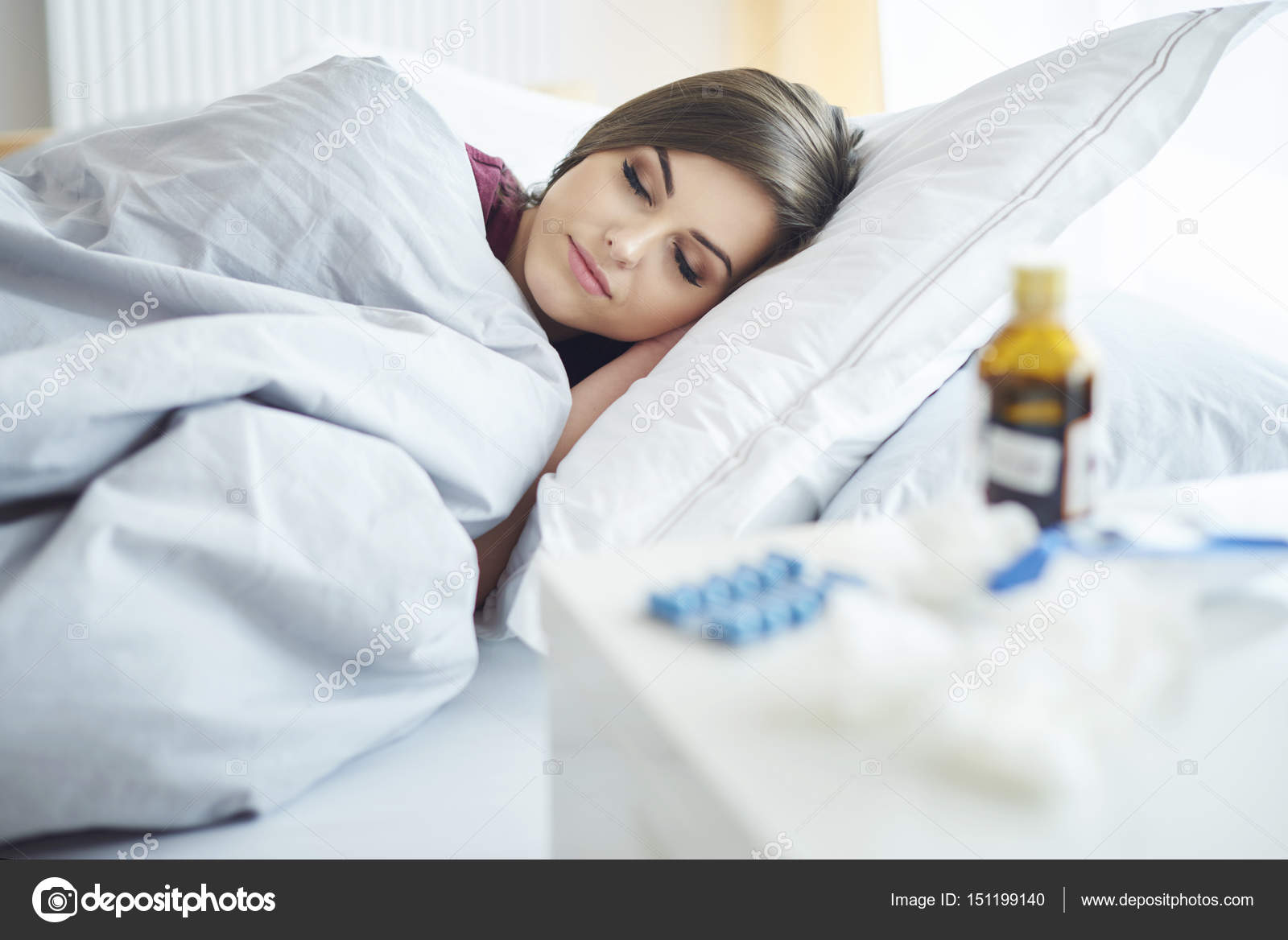 Чтение под одеялом. Лежать под. Подушка девушка. Подушка сон. Лежит на кровати.