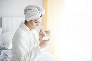 Dişlerini fırçalayan kadın.