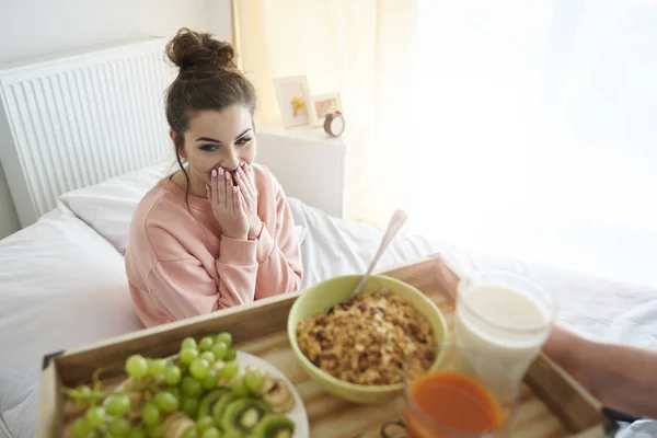 Kvinna äter frukost i sängen — Stockfoto