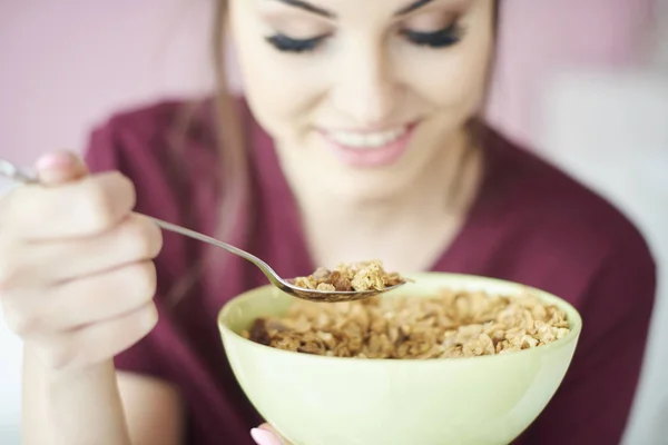 Femme mangeant des céréales — Photo
