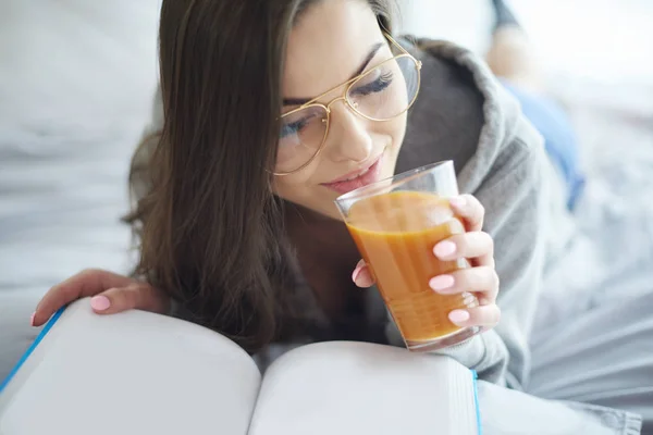 Kobieta pije sok — Zdjęcie stockowe