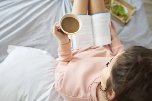 Frau liest Buch — Stockfoto