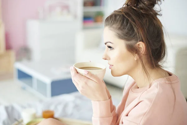Woman drinking coffee — Stock Photo, Image