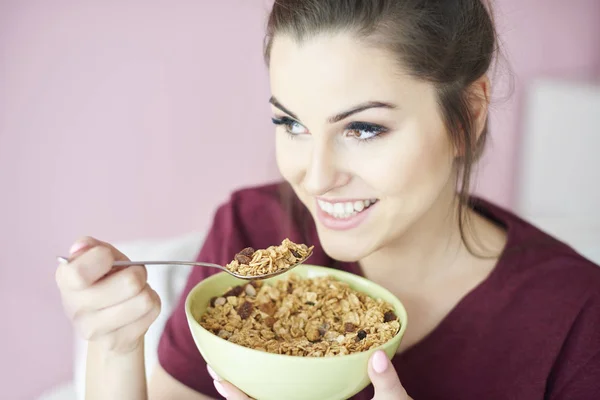 Mujer comiendo cereal — Foto de Stock