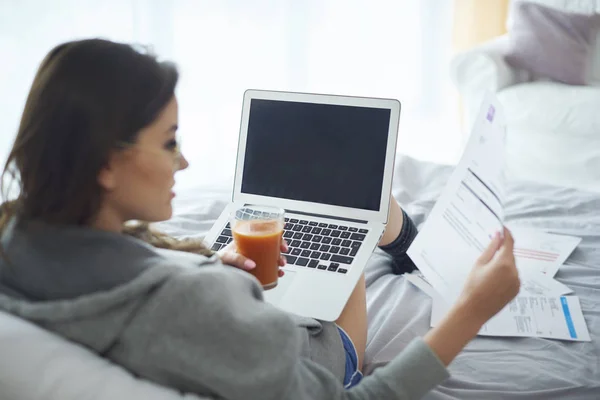 Vrouw met laptop — Stockfoto