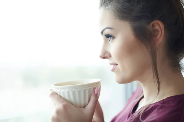 Женщина пьет утренний кофе — стоковое фото