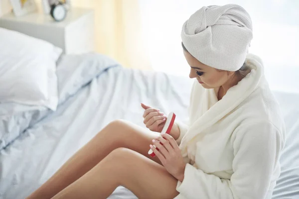 Woman doing manicure — Stock Photo, Image