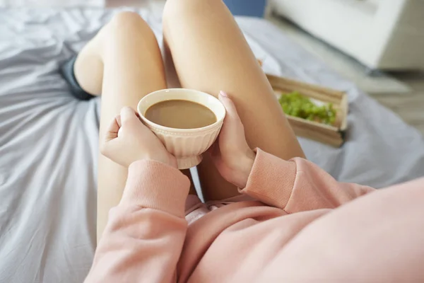 Nő kezében csésze kávét — Stock Fotó