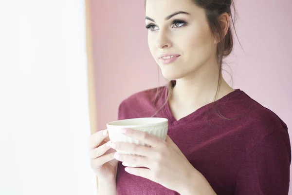 Mulher bebendo café — Fotografia de Stock