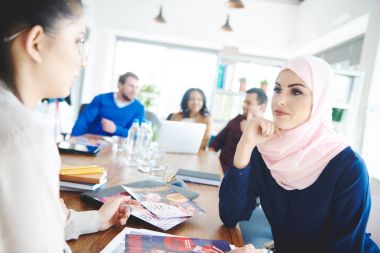 İş kadınları konferans salonunda
