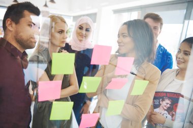 birlikte çalışan iş adamları