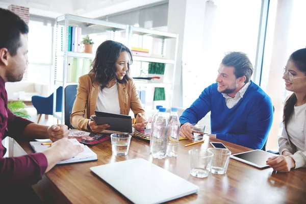 Empresarios conversando — Foto de Stock