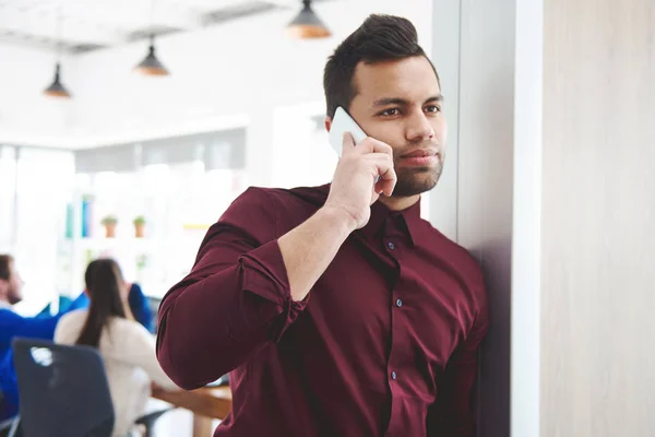 Hombre de negocios con smartphone —  Fotos de Stock