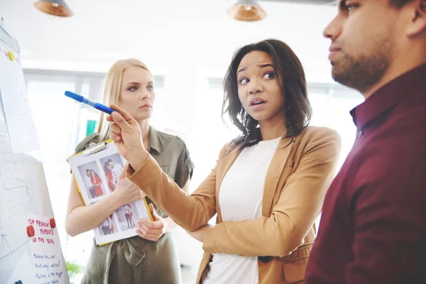 Colegas que tienen una reunión de negocios — Foto de Stock