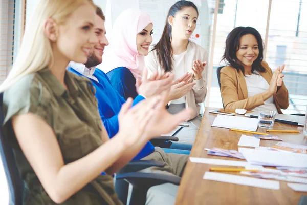 Geschäftsleute applaudieren — Stockfoto