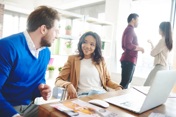 Businesspeople having conversation — Stock Photo, Image