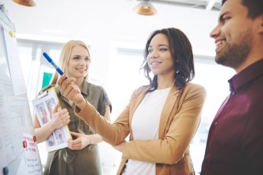 birlikte çalışan iş adamları