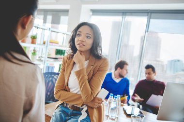 konuşan iki iş kadınları