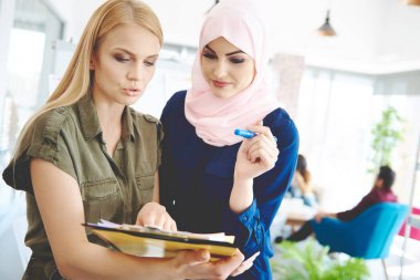 konuşan iki iş kadınları