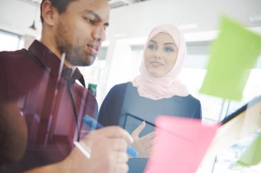 birlikte çalışan iş adamları