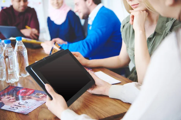 Mulheres de negócios usando Digital Tablet — Fotografia de Stock