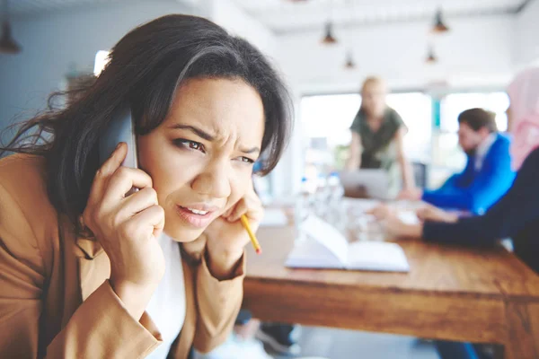 Affärskvinna som pratar i telefonen — Stockfoto