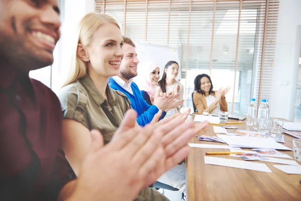 Geschäftsleute arbeiten zusammen — Stockfoto