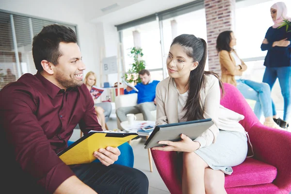 Businesspeple werken togetther — Stockfoto