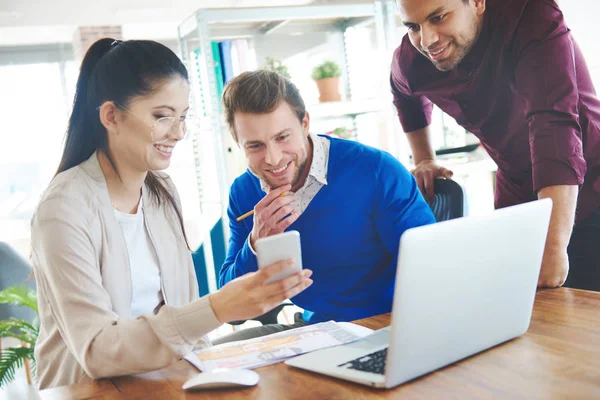 Geschäftsleute arbeiten am Laptop — Stockfoto