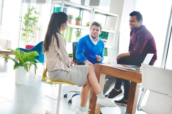 Empresarios conversando — Foto de Stock