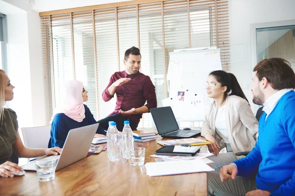 Empresarios conversando — Foto de Stock