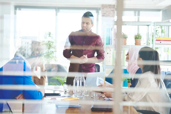 Businesspeople having conversation — Stock Photo, Image