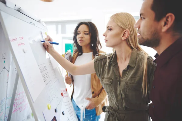 Empresarios trabajando juntos — Foto de Stock